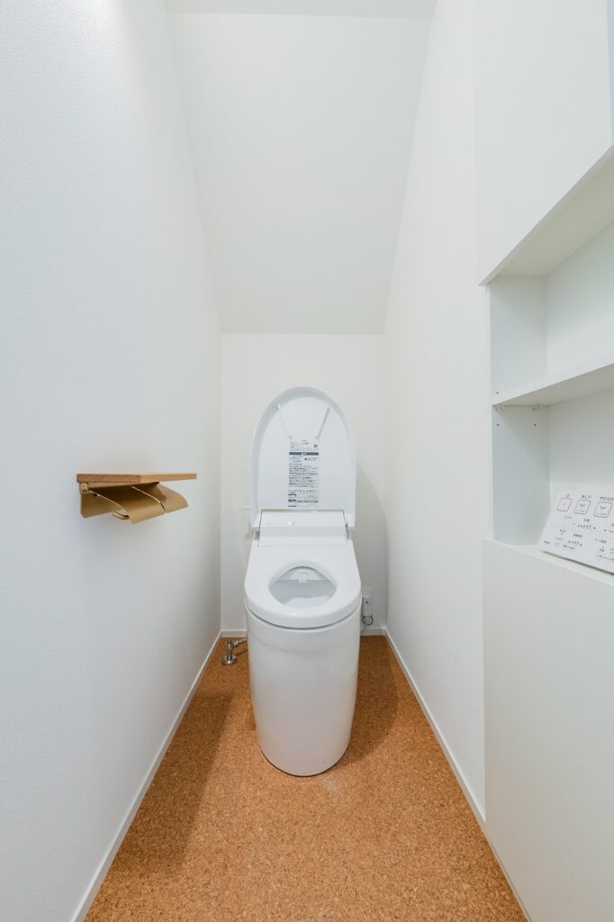 コルクタイル　トイレ