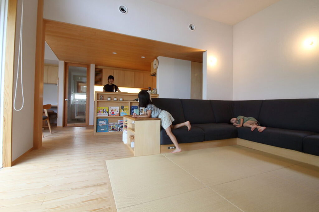 キッチンとつながる造作ソファと畳リビング