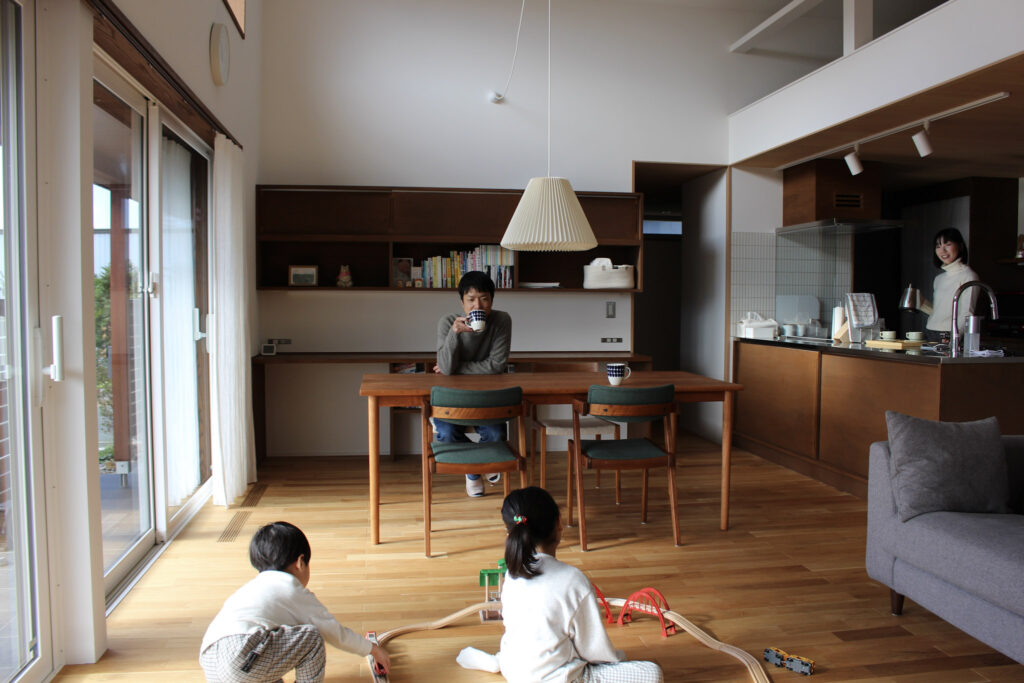 平屋 リビング ダイニング キッチン くるみ フローリング 吹き抜け