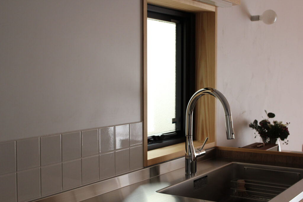 タイル 白 日本漆喰 キッチン