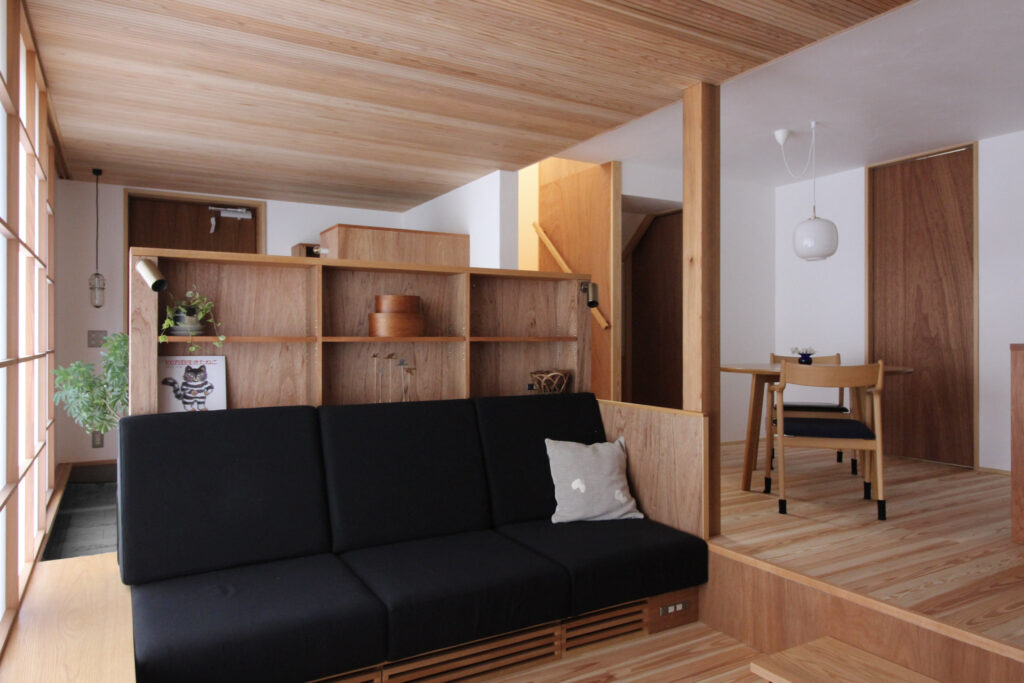 ダウンリビング 造作ソファ ラジオハウス 本棚