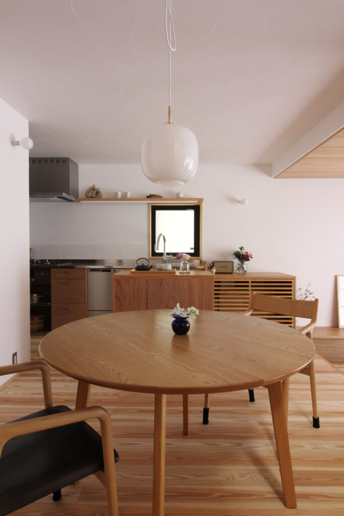 ラジオハウス 造作キッチン 丸テーブル