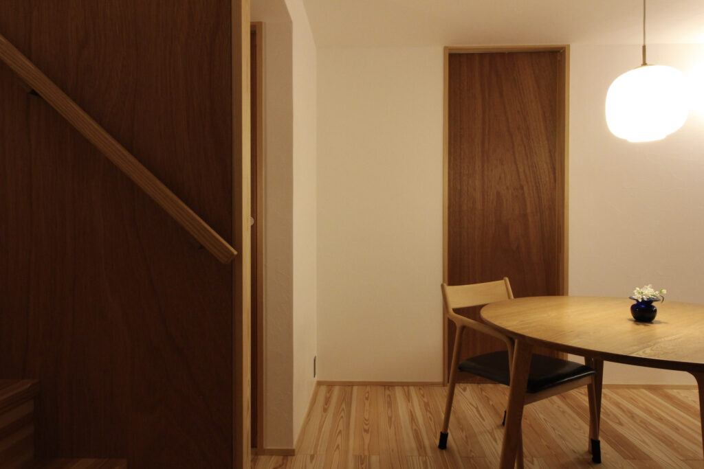 ラジオハウス 丸テーブル 杉床 漆喰