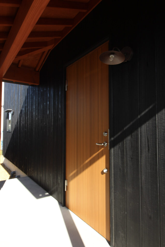 焼杉 梁 木製玄関ドア