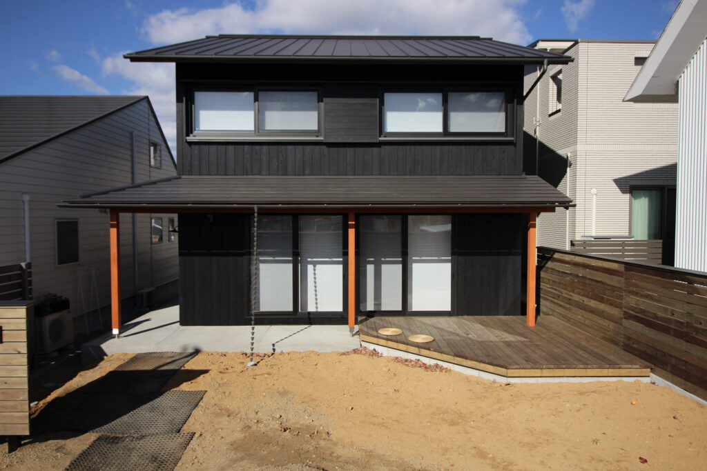 杉板 焼杉 2階建て ウッドデッキ